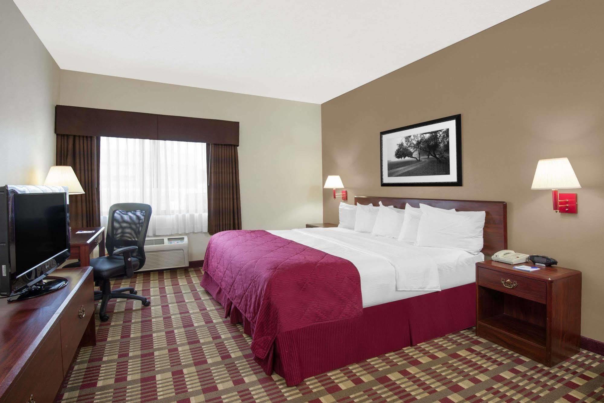 Hotel Baymont By Wyndham Boston Heights/Hudson Extérieur photo