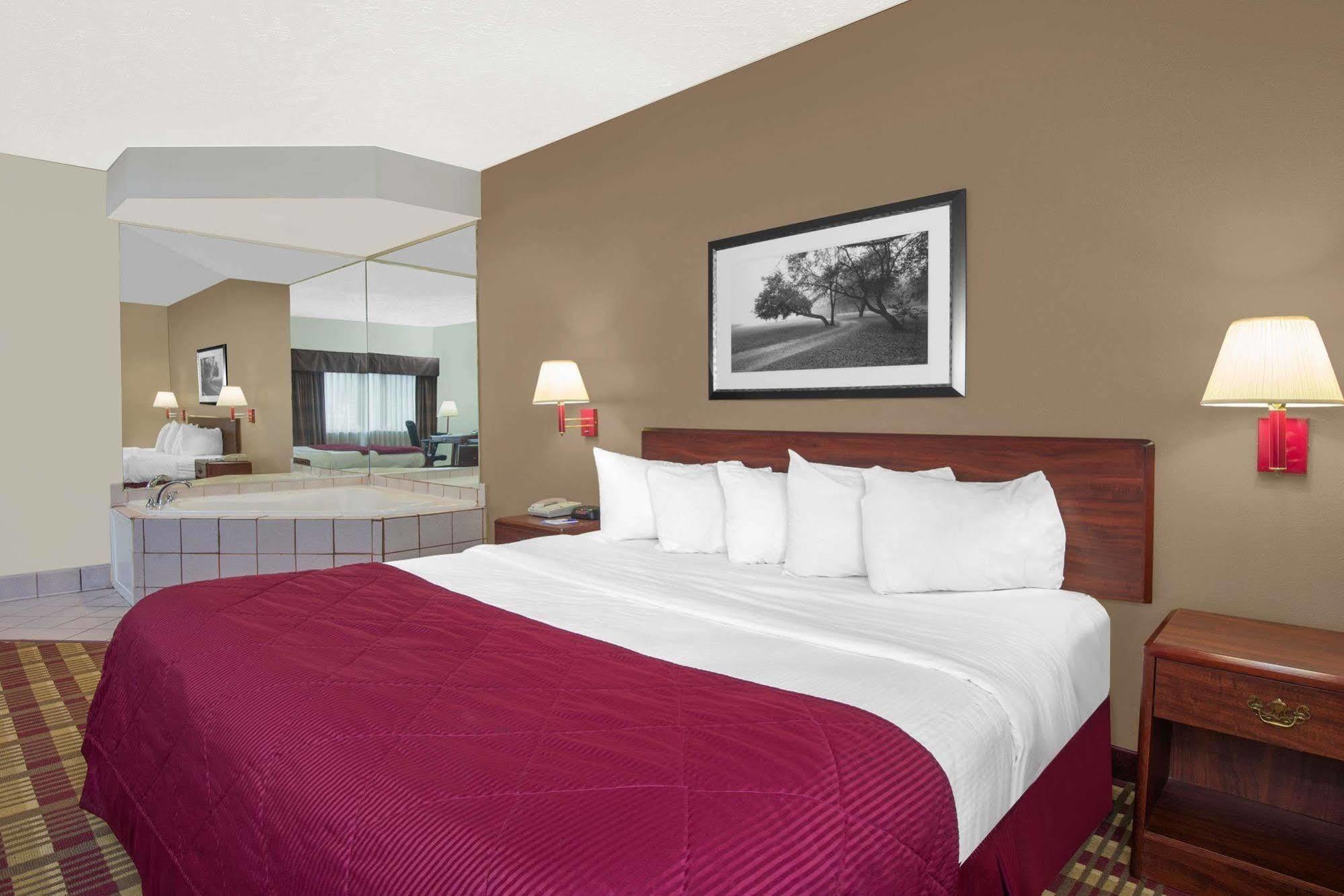 Hotel Baymont By Wyndham Boston Heights/Hudson Extérieur photo