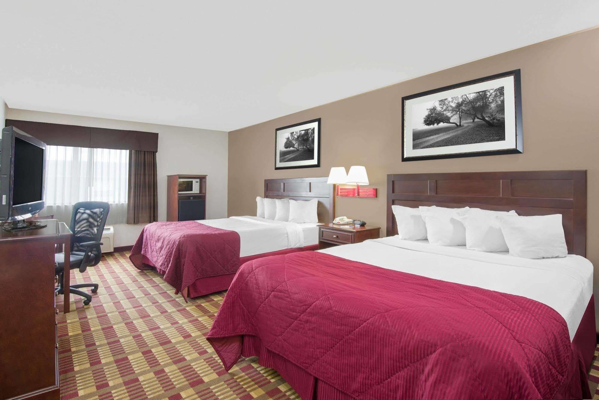 Hotel Baymont By Wyndham Boston Heights/Hudson Extérieur photo